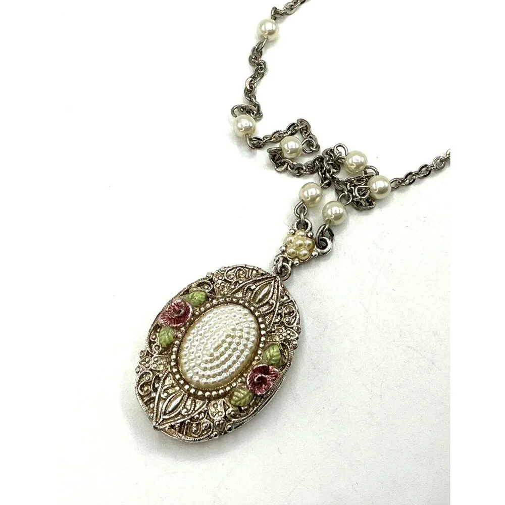 Vintage-Style Oval Locket Necklace With Faux Pearls and Floral Accents - Picture 4 of 7